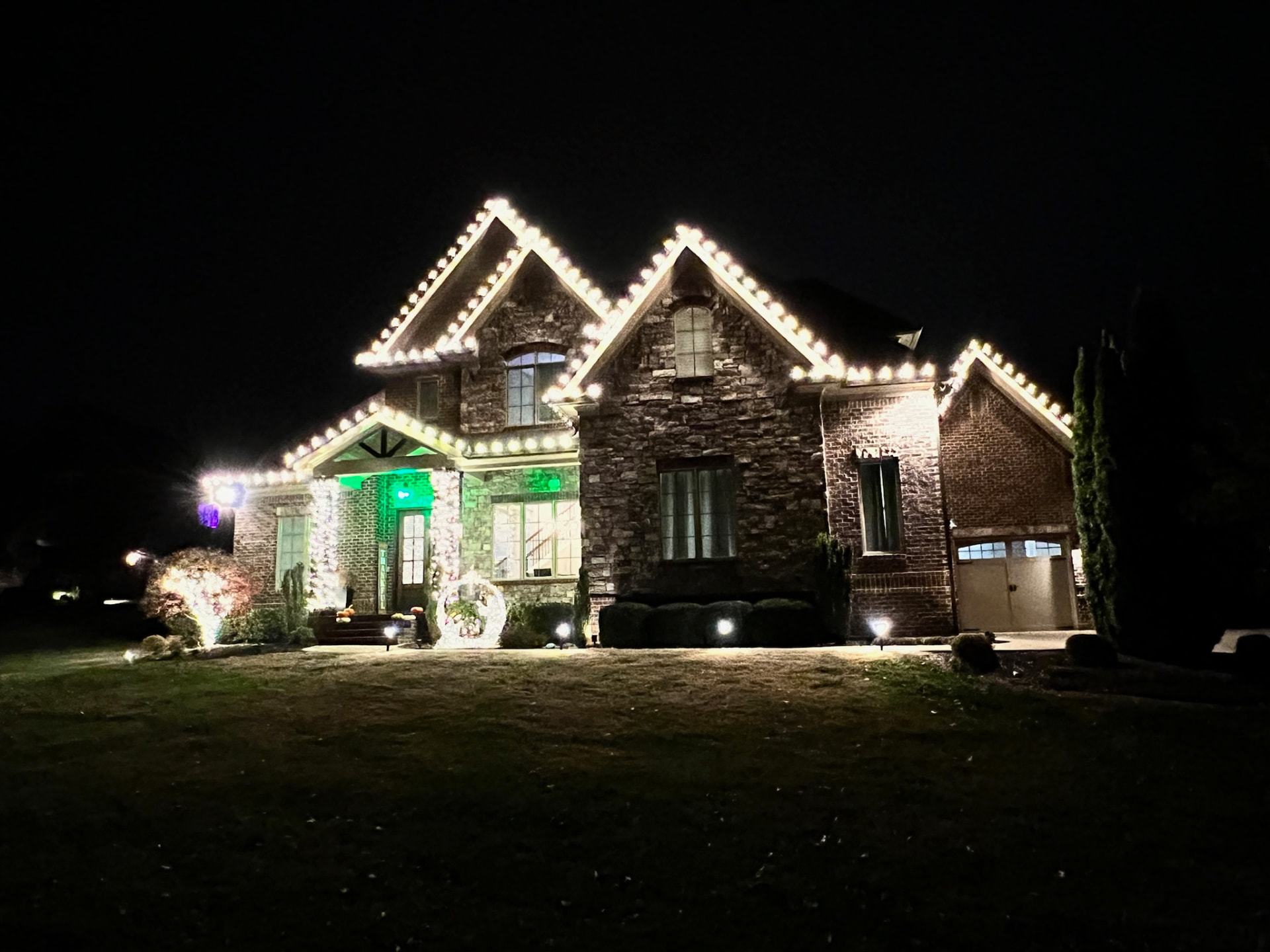Maryville, TN home with professionally installed warm white Christmas lights on every roofline